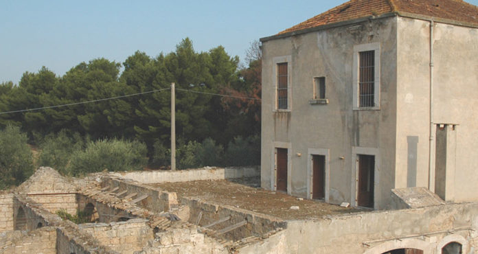 004: Renovating an ancient villa in Italy Renovating an ancient villa in Italy with a tower on top of it.