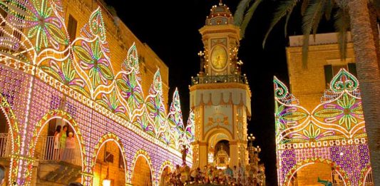 017: An Italian feast you have to see (or hear) to believe A vibrant cityscape showcasing an illuminated building during a captivating Italian feast.
